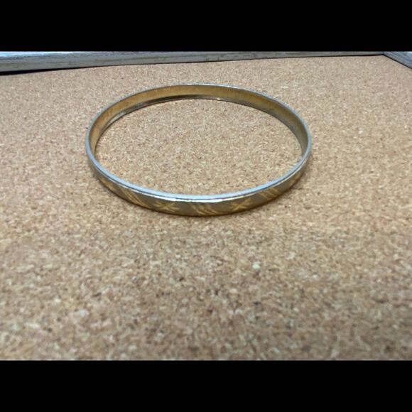 Golden Metallic etched bangle bracelet - Picture 2 of 4